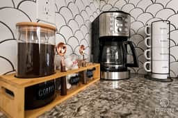 The Red Door Guesthouse – Cozy, Central & Quiet - Image 3