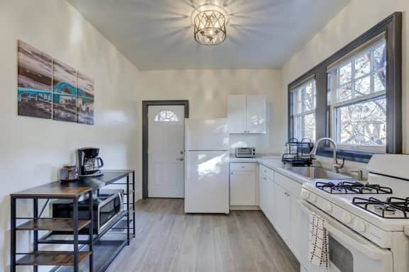 Chic Midtown Flat near Zoo | Overton Sq | St Jude - Image 5