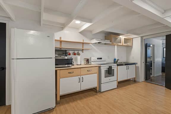 Guest House: Accessible to Downtown & Fast WiFi! - Image 4