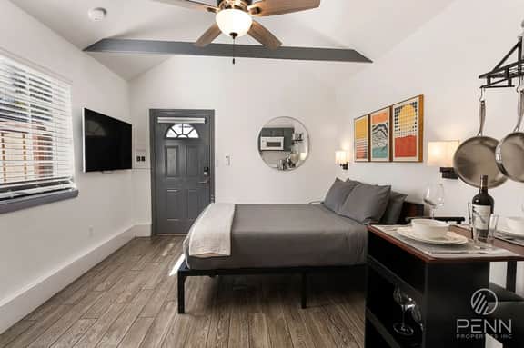 The Red Door Guesthouse – Cozy, Central & Quiet - Image 2